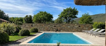 Villa contemporanea con piscina e giardino privato