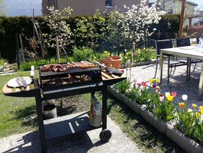 Outdoor dining - Armonia-Altach, 4 country corner, 3.5 room apartment, lovely balcony, large garden (Altach)