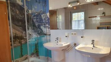 Badewanne, Haartrockner, Handtücher, Seife