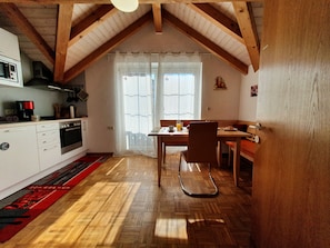 Fridge, microwave, oven, stovetop - Armonia-Altach, 4 country corner, 3.5 room apartment, lovely balcony, large garden (Altach)