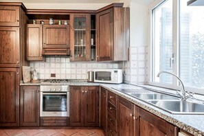 Fridge, microwave, oven, stovetop - Family-friendly villa with pool and garden, 900 m from the old town (Lucca)