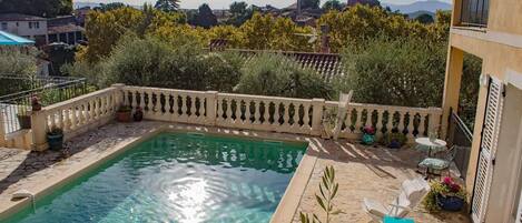 حمّام سباحة مُدفَّأ