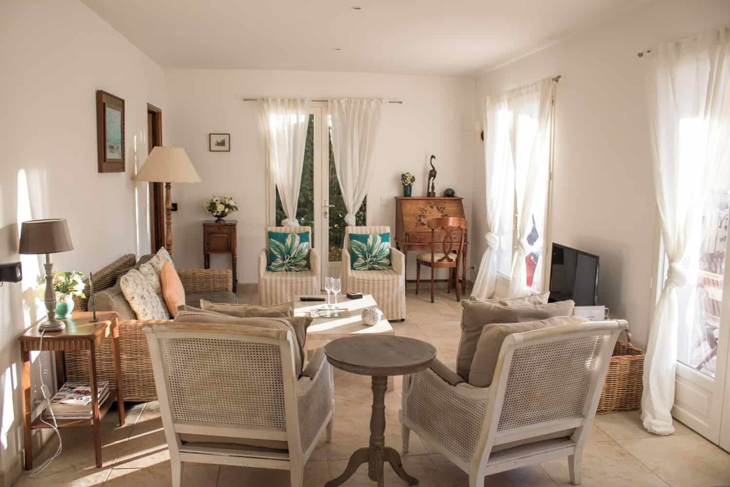 Télévision, lecteur de DVD, livres, vidéothèque