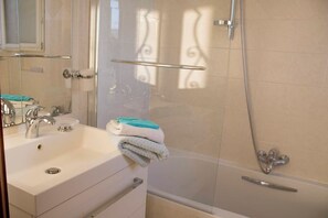 Bathtub, towels