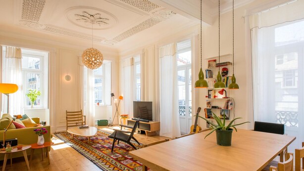 Un salon spacieux avec une table à manger en bois, un canapé et un téléviseur.