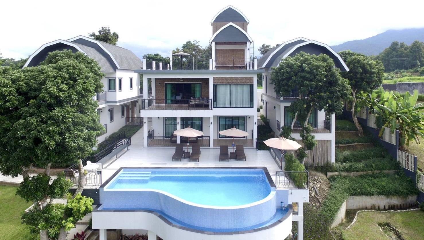 Pool Villa 4 People | Coin séjour | Télévision à écran plat de 36 pouces avec chaînes par câble, télévision