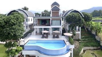 Pool Villa 4 People | Coin séjour | Télévision à écran plat de 36 pouces avec chaßnes par cùble, télévision