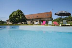 Alberca al aire libre y alberca climatizada