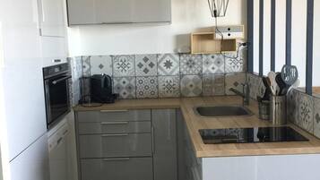 Een koelkast, een microgolfoven, een oven, een kookplaat