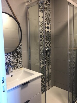 Ducha, secador de pelo y toallas