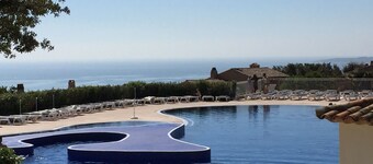 Le Hameau Belle Terrasse Magnifique Vue Mer free wifi and air conditioning.