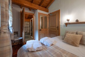 6 bedrooms, in-room safe, iron/ironing board, travel crib
