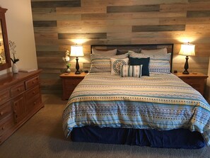 4 slaapkamers, pillowtop-bedden, een strijkplank/strijkijzer, reisbedje