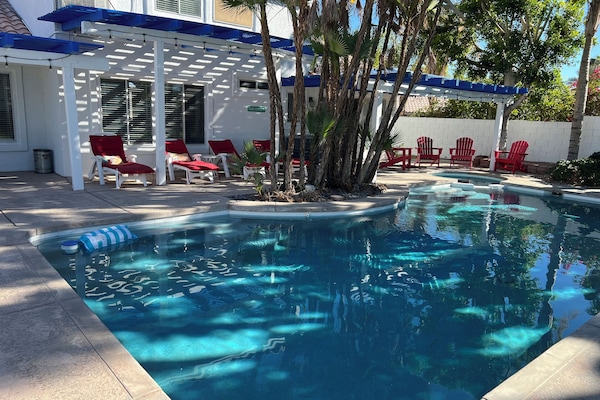 Una piscina al aire libre, una piscina climatizada