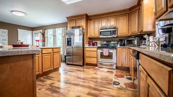 Een koelkast, een magnetron, een oven, een kookplaat