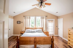 3 bedrooms, iron/ironing board, free WiFi, bed sheets - 3 Bed 3 Bath-Large Wrap Around Porch Family Friendly, Hot Tub, WiFi (Parrottsville)