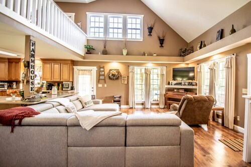 3 Bed 3 Bath-Large Wrap Around Porch Family Friendly, Hot Tub, WiFi