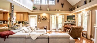 3 Bed 3 Bath-Large Wrap Around Porch Family Friendly, Hot Tub, WiFi