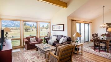 Televisie en een open haard