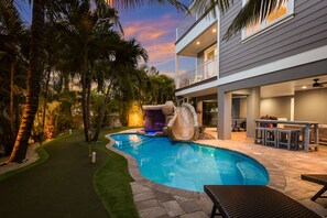 A heated pool - Ultimate Beach Retreat! Pool & Rooftop! (Bradenton Beach)