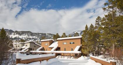 Fresh interior, excellent location in Aspens