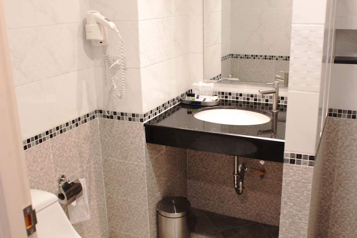 Bagno | Doccia, soffione a pioggia, set di cortesia gratuito, asciugacapelli