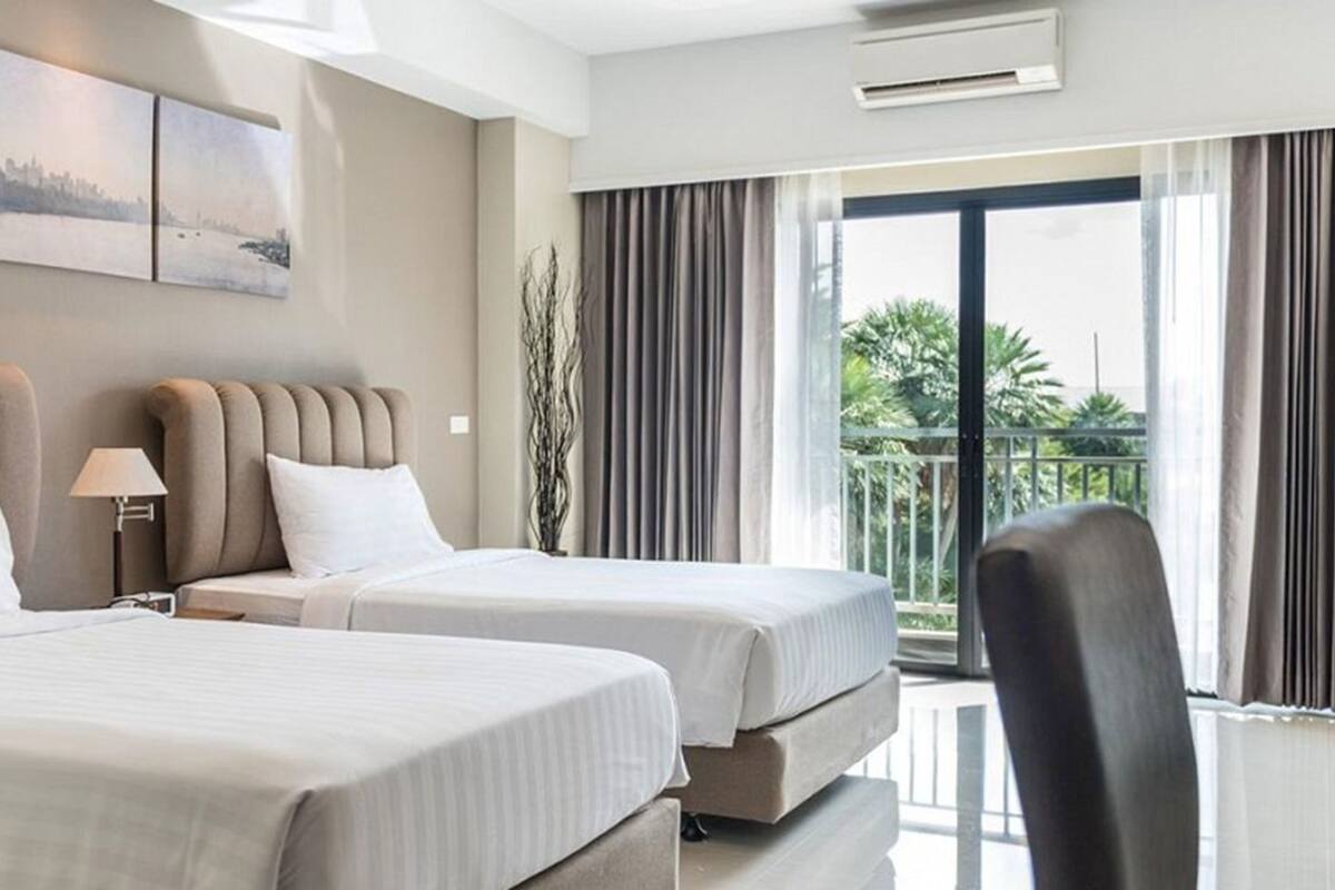 Egyptian cotton sheets, premium bedding, minibar, in-room safe