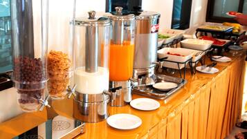 Se ofrece un desayuno bufé (250 THB por persona)