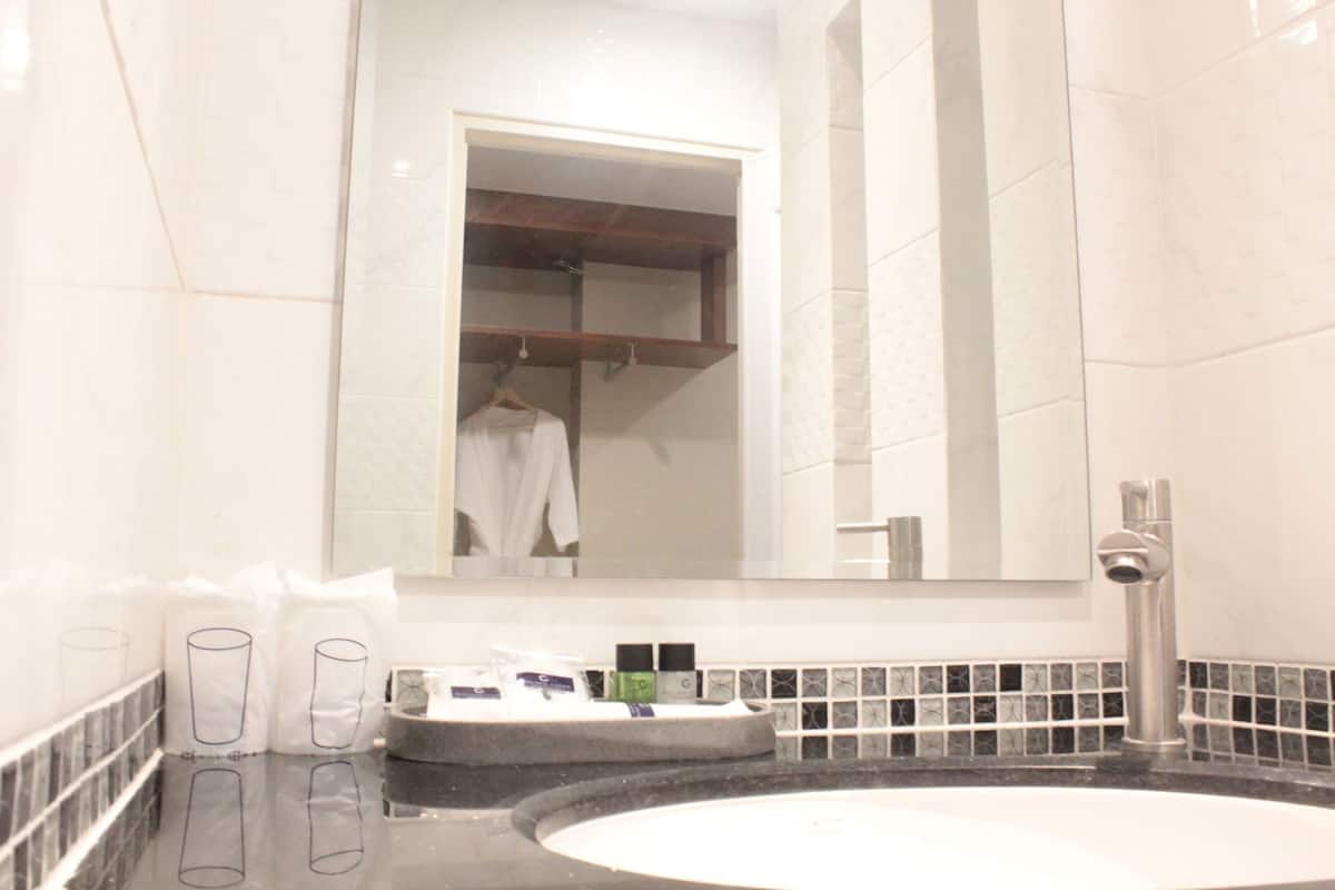 Bagno | Doccia, soffione a pioggia, set di cortesia gratuito, asciugacapelli