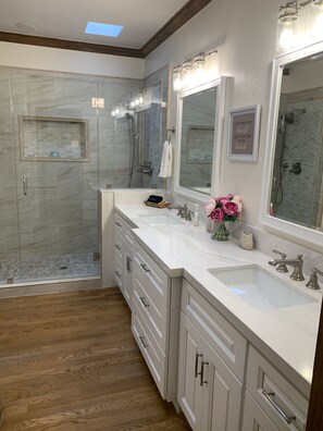 Shower, jetted bath, hair dryer, towels - Incredible Ocean Views! Air Conditioning! Steps to the Sand! On The Strand (Oceanside)