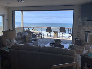 Älytelevisio, takka, DVD-soitin, kirjoja