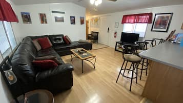 Smart-TV, DVD-Player, Bücher, Videothek