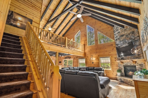 Big Pine Luxury Lodge-Master Bedroom En-Suite & Private Covered Deck-Hot Tub