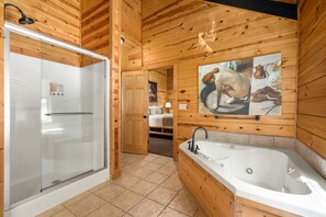 Badewanne, Haartrockner, Handtücher, Seife
