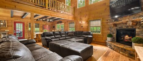 Una Smart TV, una chimenea, un reproductor de DVD, un futbolín