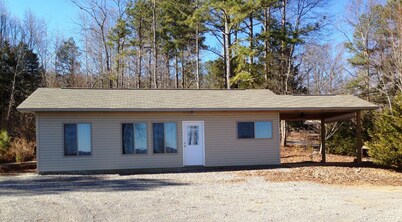 Mid-Lake Cozy Cottage w/ lake and mountain views! Covered Boat Port w/Power. 