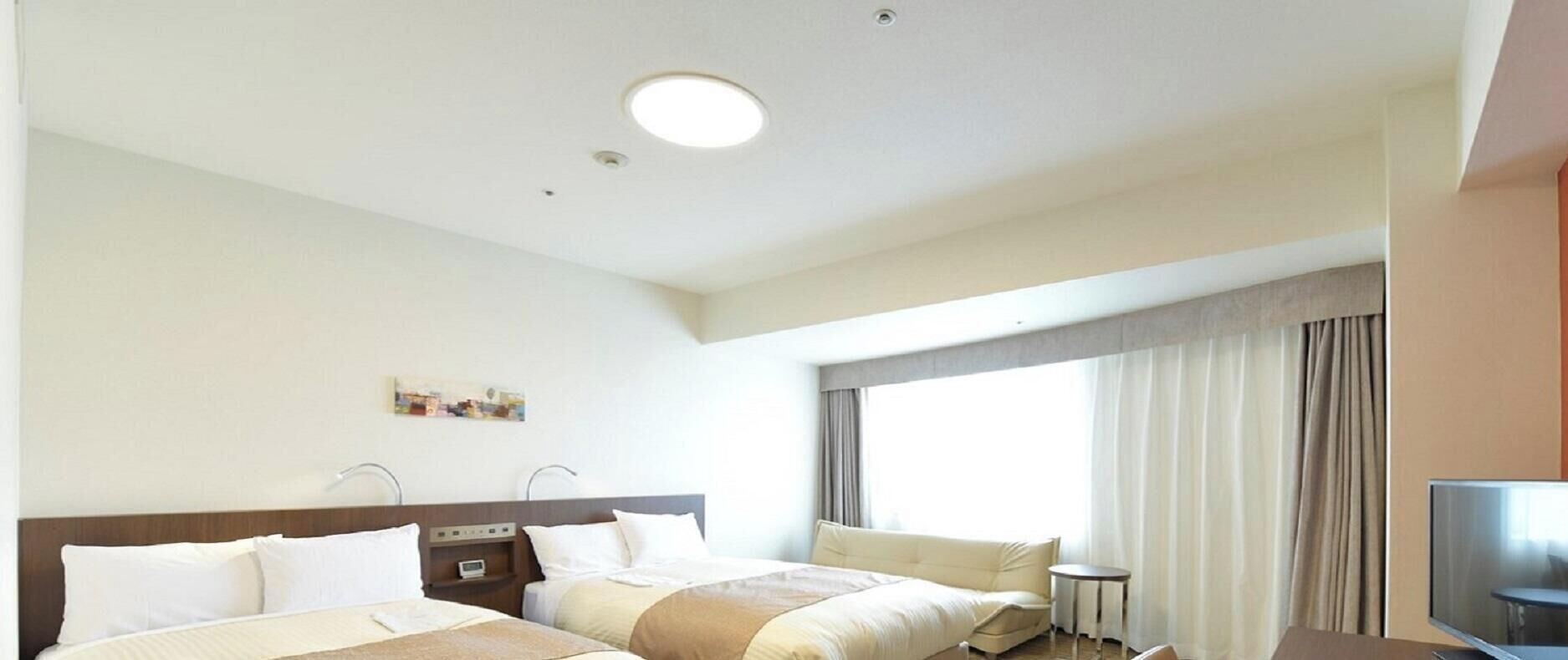 Escritorio, wifi gratis y ropa de cama 