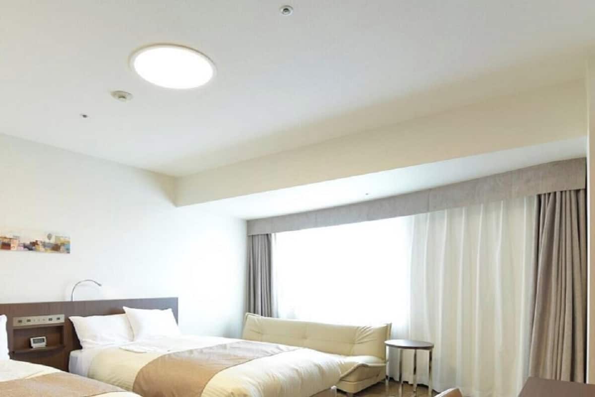Escritorio, wifi gratis y ropa de cama