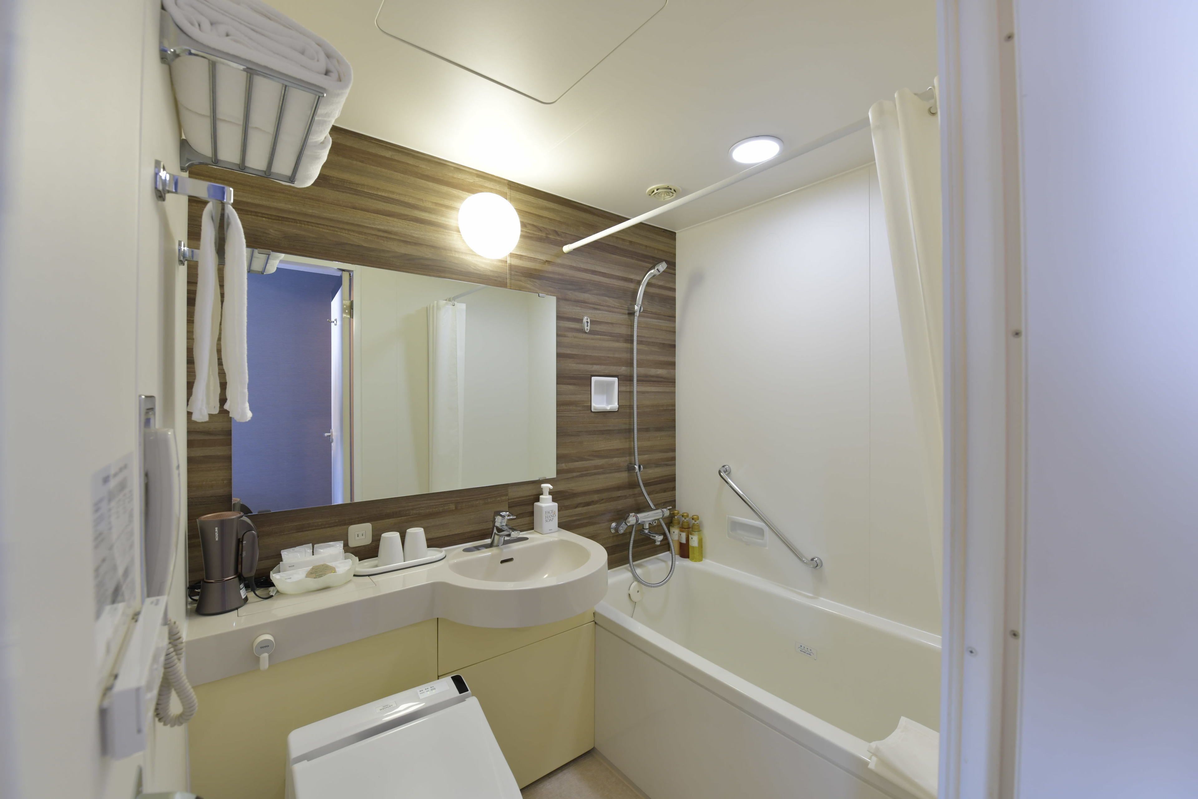 combined shower/bathtub, free toiletries, hair dryer, slippers