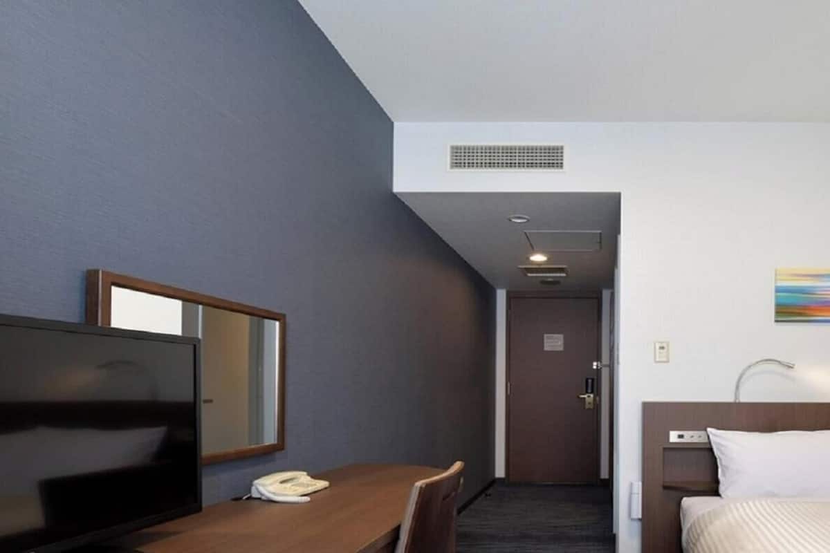 Escritorio, wifi gratis y ropa de cama