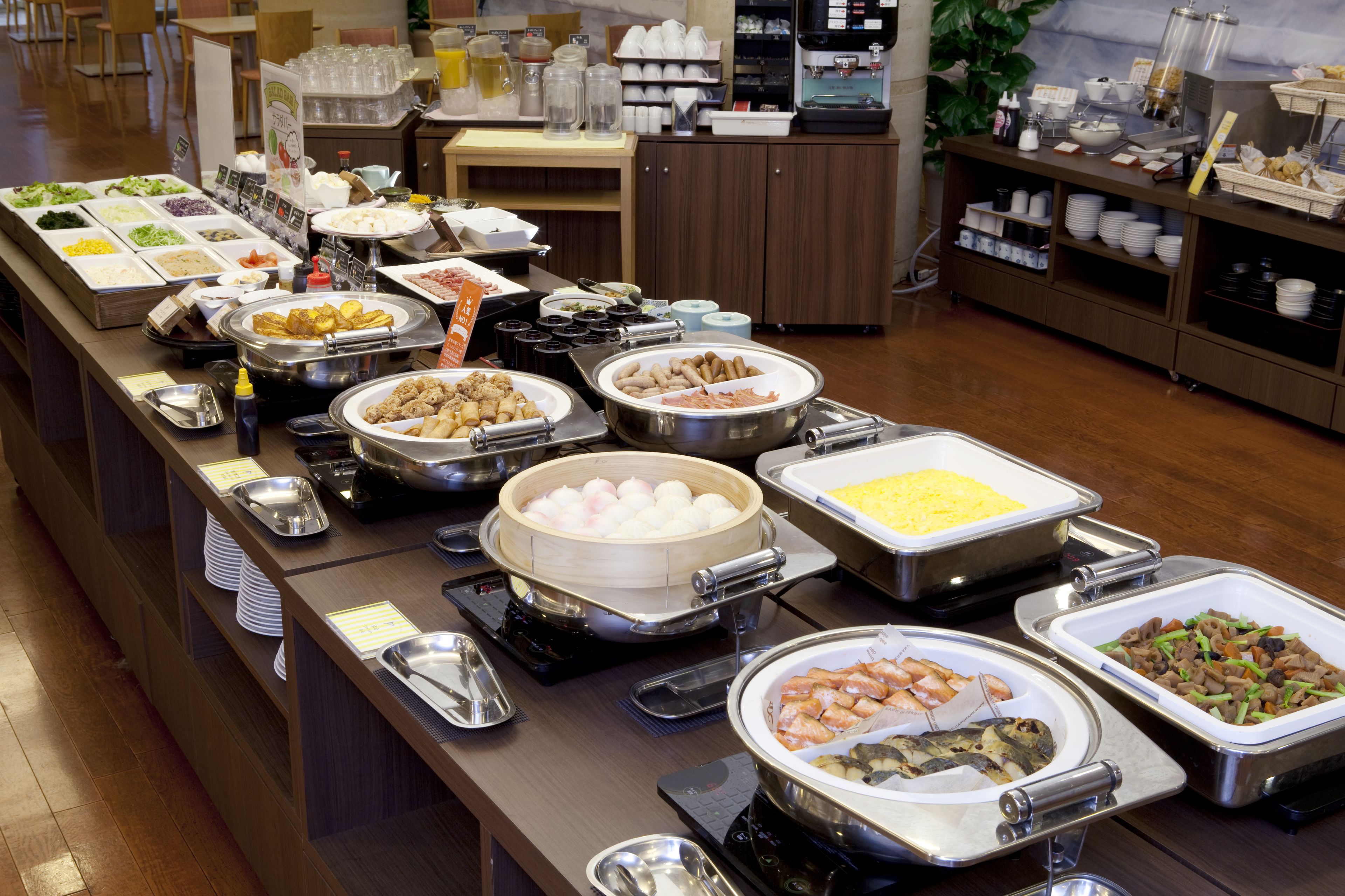 Daily buffet breakfast (JPY 1600 per person)