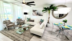 Smart TV, DVD player, books - POSHPADZ-Bella Lago-Ground Floor, Walk to Jupiter Beach, Patio with Lake Views (Jupiter)