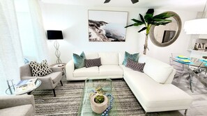 Smart TV, DVD player, books - POSHPADZ-Bella Lago-Ground Floor, Walk to Jupiter Beach, Patio with Lake Views (Jupiter)