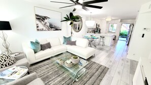 Smart TV, DVD player, books - POSHPADZ-Bella Lago-Ground Floor, Walk to Jupiter Beach, Patio with Lake Views (Jupiter)