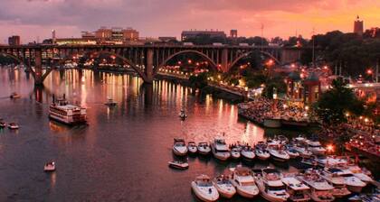 Magnificent 70' Houseboat with Roof Top Party Deck Walking Distance to DT Knox