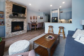 Smart TV, fireplace, books, stereo - Condo on Keystone Lake/.5 miles to the slopes/easy access to Conference Center (Keystone)