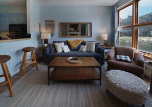 Smart TV, fireplace, books, stereo - Condo on Keystone Lake/.5 miles to the slopes/easy access to Conference Center (Keystone)
