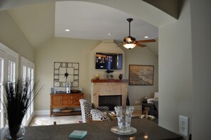 TV connectée, cheminée, lecteur de DVD, baby-foot