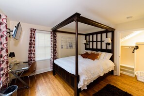 4 bedrooms, desk, iron/ironing board, free WiFi