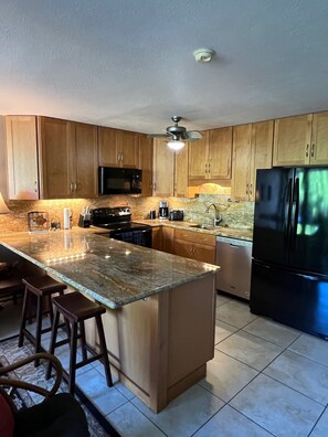 Réfrigérateur, micro-ondes, four, plaque de cuisson